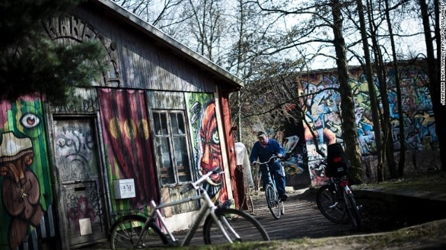 Christiania: Nằm ở trung tâm Copenhagen, Christiania là một thử nghiệm xã hội do một nhóm hippy của Đan Mạch tạo ra trong khu trại quân đội cũ. Nơi này có trường học, nhà ở và nhiều cửa hàng, với dân số khoảng 850 người. Họ phải trả tiền cho chính phủ Đan Mạch vào năm 2018, nếu không sẽ bị buộc phải rời khỏi đây.