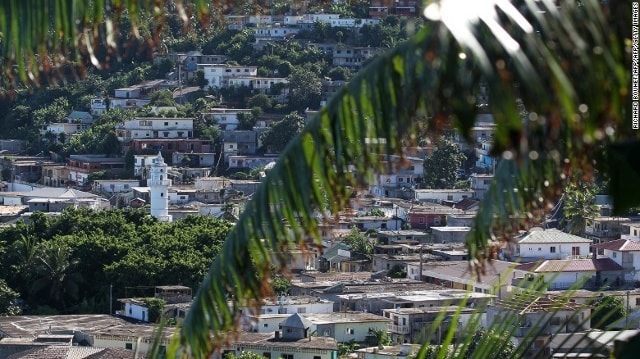 Mayotte: Cách Paris 8.000 km, Mayotte quyết định duy trì nền thuộc địa và được xác định là một phần lãnh thổ châu Âu của Pháp. Hòn đảo nhiệt đới tuyệt đẹp này có 213.000 cư dân. Đây là điểm lặn biển và ngắm cá voi nổi tiếng, thu hút nhiều du khách.