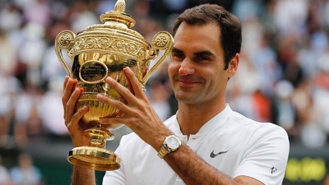 Federer giương cao Cúp Wimbledon lần thứ 8. Ảnh: Internet