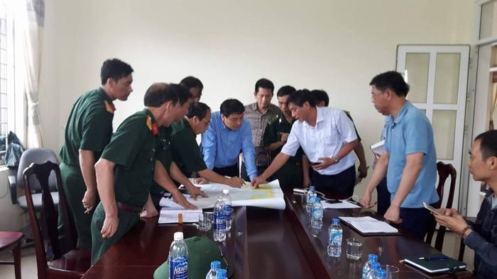 Bí thư tỉnh ủy Nguyễn Đắc Vinh chỉ huy công tác cứu hộ, cứu nạn ở Cửa Lò. Ảnh: Thành Duy.