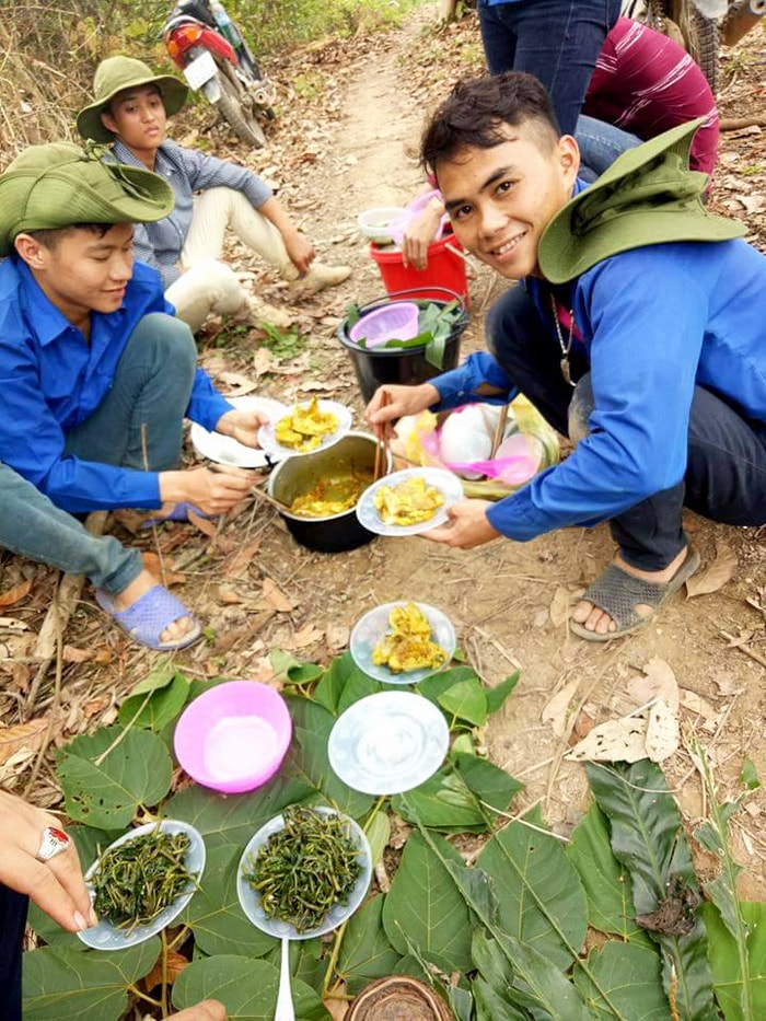 Bữa cơm trưa giữa rừng, trải lá làm mâm. Ảnh: Huy Thư