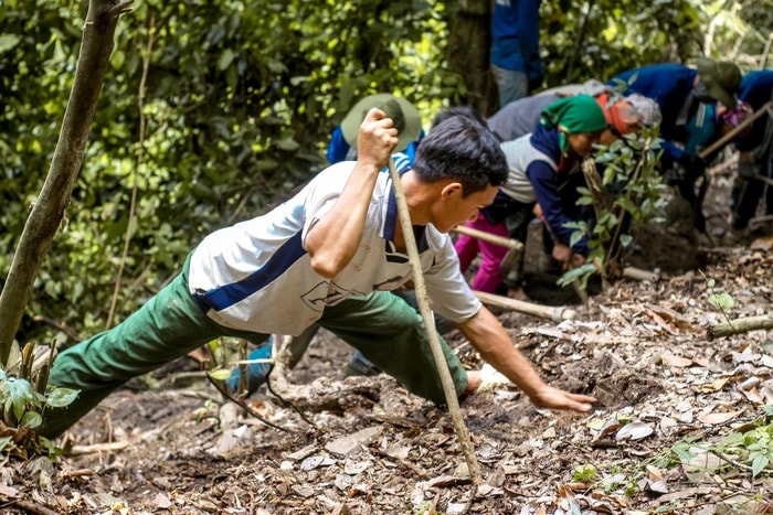 Làm đường về bản Xốp Nhúc dài gần 7 km, trong điều kiện địa hình cheo leo. Ảnh: Huy Thư