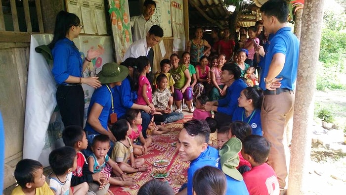 Ngoài mở đường, đội sinh viên tình nguyện còn giúp dân làm rẫy, làm sạch môi trường, tổ chức sinh hoạt hè cho thanh thiếu nhi… Ảnh: Huy Thư