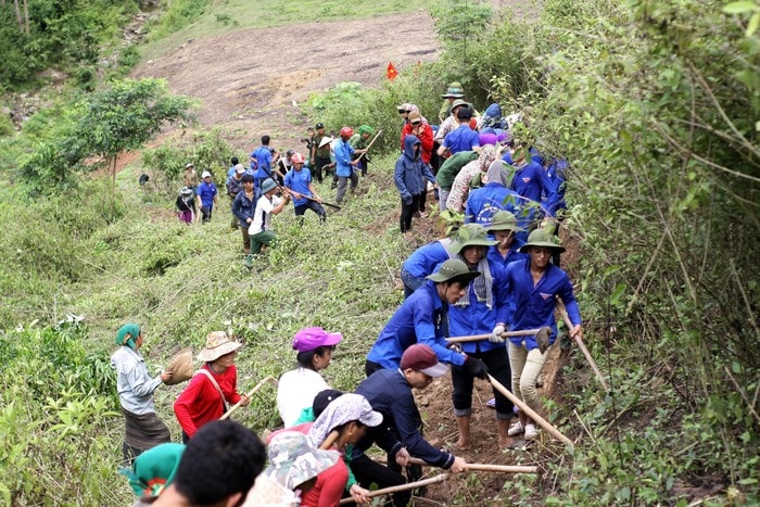 Không khí mở đường ở xã Phà Đánh. Ảnh: Huy Thư