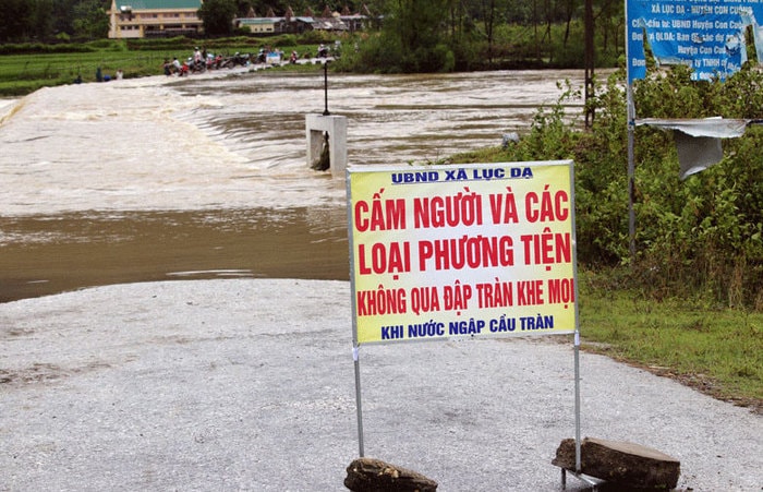 Cầu tràn Khe Mọi nằm trên tuyến đường  Yên Khê – Môn Sơn thuộc huyện Con Cuông. Đây là huyết mạch giao thông quan trọng của các xã Môn Sơn Lục Dạ.  Điểm câu tràn nằm trên địa phận 2 bản Hồng Sơn và Tân Hợp xã Lục Dạthường xuyên ngập sâu khi mưa lũ gây chia cắt. Ảnh: Hữu Vi