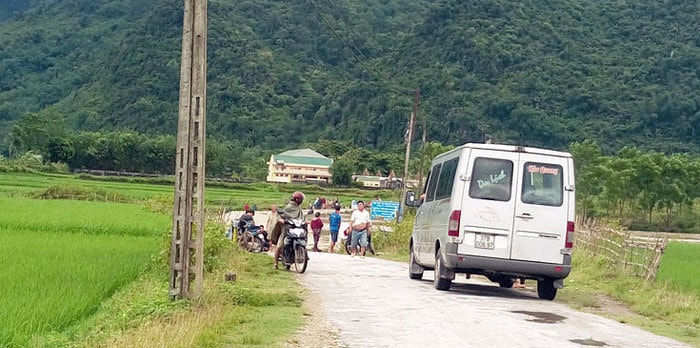 Mặc dù chiều nay, trời đã tạnh ráo, nhưng nước lũ vẫn đang dâng tràn cầu. Những phương tiện như  tô cũng không thể vượt qua dòng nước dữ. Ảnh: Hữu Vi