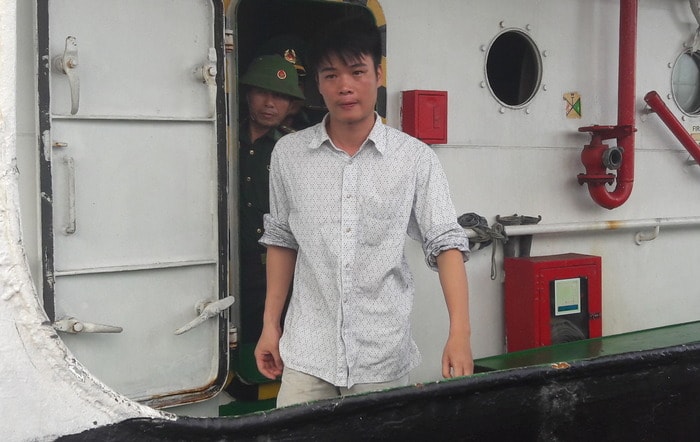Hai thuyền viên Giang, Hải không cầm được nước mắt khi được đưa vào bờ. Ảnh: Phạm Bằng.