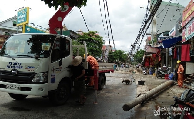 Sau cơn bão, 50% sự cố điện trên địa bàn huyện Đô Lương đã được khắc phục. Ảnh: Thúy Hằng