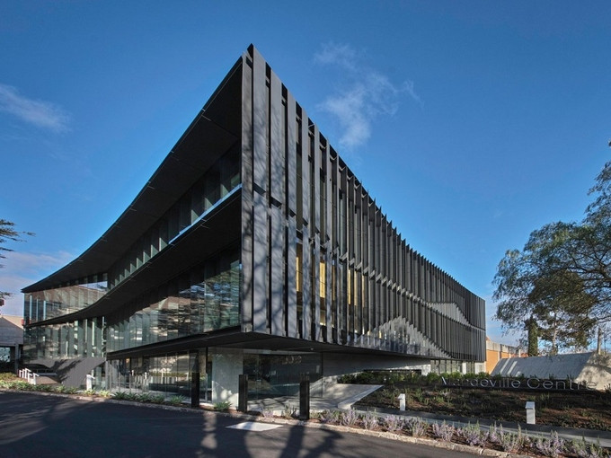 Trung tâm Mandeville ở Toorak, Australia, có vẻ ngoài góc cạnh nhưng bên trong lại là không gian rộng mở với nội thất đầy màu sắc.