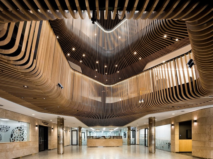Trung tâm khoa học Sir Zelman Cowen tại Hawthorn (Australia) có kiến trúc nổi bật với những thanh gỗ uốn cong trên trần nhà. Phần lớn nội thất ở đây đều được làm từ gỗ để tạo cảm giác mềm mại, ôn hòa cho sinh viên.