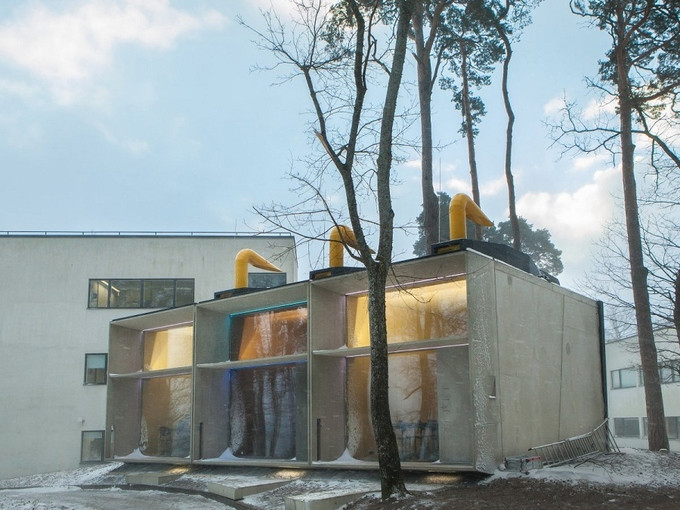 Lớp học tạm thời được tạo thành bởi các khối bê tông, một phần của trường Rocca Al Mare, Tallinn (Estonia), có kiến trúc lạ mắt với những ống vàng nổi bật trên nóc và những khung cửa kéo dài từ trần xuống sàn.