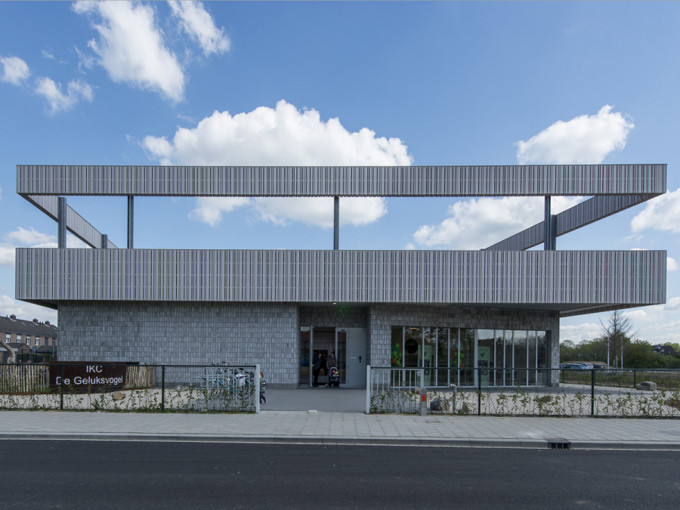Trường IKC de Geluksvogel ở Maastricht (Hà Lan) có kiến trúc theo lối hiện đại, công nghiệp nhưng không quá cứng nhắc nhờ những nội thất có tông màu tự nhiên, nhẹ nhàng.