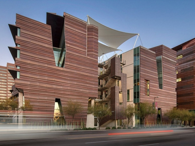 Tòa nhà hợp tác khoa học y sinh của Đại học Phoenix (Mỹ) được thiết kế giống như những tảng đá màu đỏ không đều nhau ở sa mạc.