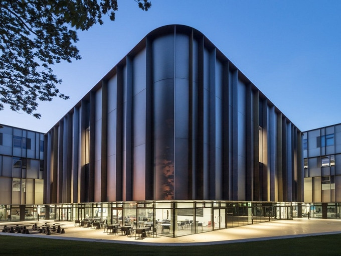 Tòa nhà Sibson của Đại học Kent ở Canterbury (Anh) nổi bật với kiến trúc mặt tiền lạ mắt kết hợp không gian mở ngập tràn ánh sáng ở tầng trệt.
