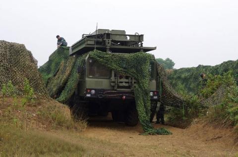 Hệ thống S-300PMU1 được ngụy trang bằng lưới Việt Nam sản xuất.