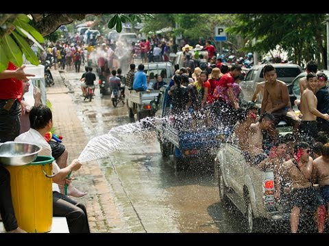 Người Lào gọi Tết của mình là Bunpimay. Dịp Tết này diễn ra từ ngày 13 đến ngày 15/4 Dương lịch, trong đó, ngày cuối cùng, 15/4 là ngày sôi nổi nhất với lễ hội té nước. Đây là thời điểm có đông du khách từ khắp nơi trên thế giới tìm đến nước Lào nhất. Đừng ngần ngại cất máy ảnh, điện thoại,…thật kỹ và thỏa thích tắm mình vào không khí lễ hội mát mẻ của người dân địa phương, bạn nhé!