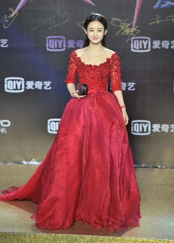 Đầm công chúa đỏ rực của Georges Hobeika giúp Triệu Lệ Dĩnh nổi bật trên thảm đỏ. Cô là diễn viên đóng chính trong Sở Kiều truyện - phim truyền hình cổ trang Trung Quốc dài 66 tập thu hút khán giả.