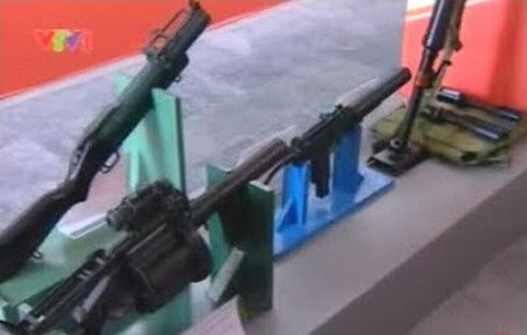 Một khẩu súng phóng lựu MGL do Việt Nam chế tạo trưng bày bên cạnh khẩu M79