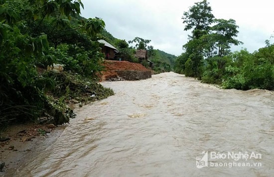 Trong ngày 17/7, ở vùng cao Nghệ An có mưa to đến rất to. Nước từ các sông suối dâng lên nhanh, thêm vào đó các nhà máy thủy điện cũng bắt đầu xả lũ khiến nhiều khu vực bị thiệt hại nặng nề. Ảnh: Đào Thọ