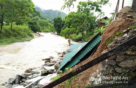 Tại bản Mường Phú (xã Thông Thụ - Quế Phong), nhà bà Lương Thị Hương bị dòng nước đâm thẳng vào gây sạt lở, cuốn trôi mất nhà bếp và chuồng gia súc. Ảnh: Vi Tú Anh