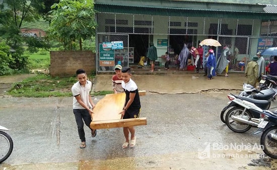 Để đề phòng với diễn biến phức tạp của mưa lũ, nhiều người đã không quản ngại khó khăn vất vả đến giúp các gia đình có nguy cơ bị lũ cuốn trôi di tản tài sản trong nhà. Ảnh: Vi Tú Anh