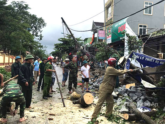 Lực lượng chức năng Tân Kỳ hỗ trơ