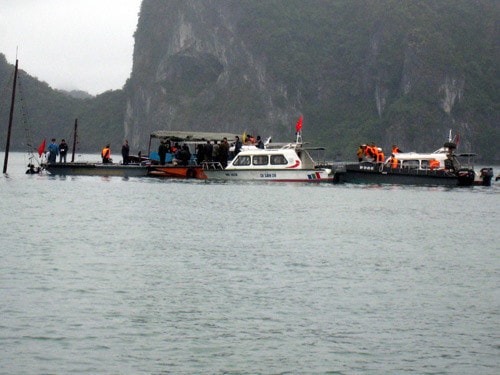 Chìm tàu trên Vịnh Hạ Long, 12 người chết: Vụ chìm tàu du lịch mang số hiệu QN5198 trên đảo Ti-tốp (Vịnh Hạ Long) sáng 17/2/2011 khiến 27 người trên tàu gặp nạn, trong đó 12 người tử vong (10 du khách nước ngoài và 2 du khách người Việt thiệt mạng) (Ảnh: Người lao động)