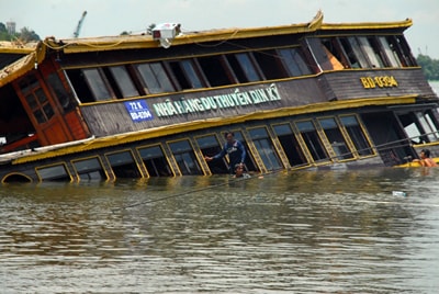 18h30 ngày 20/5/2011, tàu 2 tầng của khu du lịch Dìn Ký, chi nhánh cầu Ngang chở theo hàng chục du khách ăn uống, di chuyển chậm trên sông Sài Gòn thì bất ngờ trời mưa to kèm gió lớn. Khi đang khởi hành về bến cách bờ chừng 100m tàu bất ngờ chao đảo, lật ngang khiến 16 người tử vong, 4 người may mắn bơi được vào bờ sống sót.