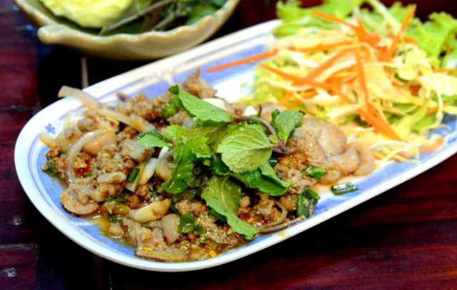 Giống với nước láng giềng Thái Lan, đồ ăn Lào cũng cay và nóng. Các gia vị mạnh: lá chanh, ớt,…được sử dụng phổ biến trong bữa ăn của người Lào. Trong khí hậu nóng nực đặc trưng của nước Lào, việc phải dùng bữa với những món ăn “đậm đà” như vậy có thể khiến nhiều khách du lịch Việt Nam cảm thấy không quen một tí nào cả. Để 