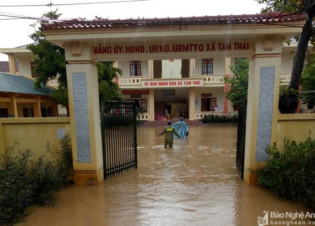Trụ sở xã Tam Thái hiện vẫn bị ngập sâu đến 40cm. Ảnh. CTV.