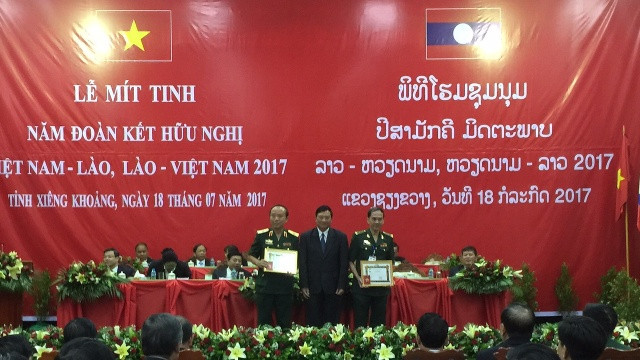 Bộ Chỉ huy BĐBP Nghệ An nhận huân chương của Nhà nước Lào. Ảnh: Trần MInh