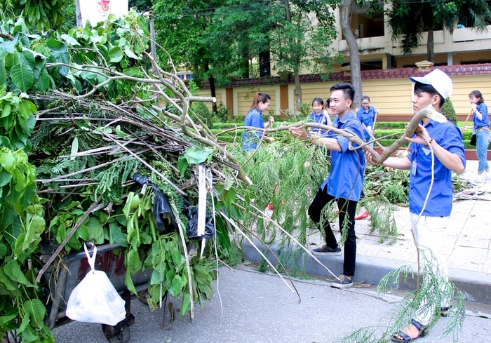 Đoàn trường Đại học Vinh trong sáng 18/7 đã huy động hơn 30 ĐVTN tham gia dọn dẹp vệ sinh tại tuyến đường Trường Thi. Ảnh: Mỹ Nga