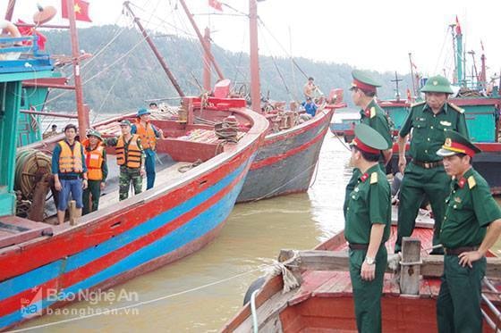 Các tàu ngư dân rời cảng Cửa Lò để hỗ trợ tìm kiếm các thuyền viên còn mất tích. Ảnh: Thành Duy