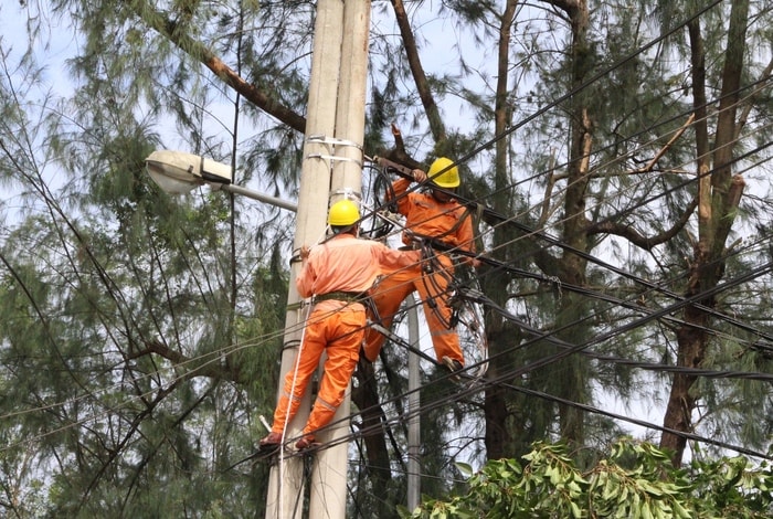 Điện lực Nghệ An khắc phục sự cố về điện ở Nghi Lộc. 