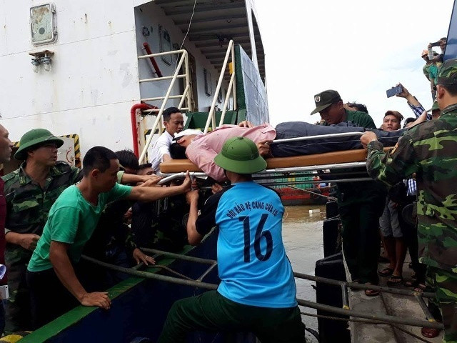 Thuyền viên Nguyễn Văn Sáng, 1 trong 7 thuyền viên được cứu cho đến thời điểm này đang đưa lên bờ. Ảnh tư liệu