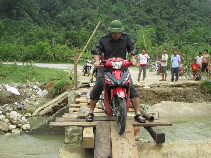 Các phòng ban của huyện Con Cuông làm cầu tạm cho dân đi lại ở xã Thạch Ngàn. Ảnh: Bảo Ngọc