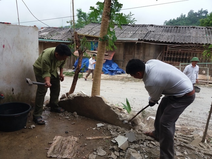 Nhờ sự đồng thuận của nhiều người dân sau nửa tháng ra quân các lực lượng chức năng cùng nhân dân trên địa bàn đã tổ chức tháo dỡ được trên 1.000m2 bờ rào, 56m2 mái che kiên cố, 100m3 bê tông đất đá… Ảnh: Lữ Phú