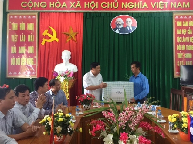 Chủ tịch UBND tỉnh Nguyễn Xuân Đường tặng quà cho đội quy tập