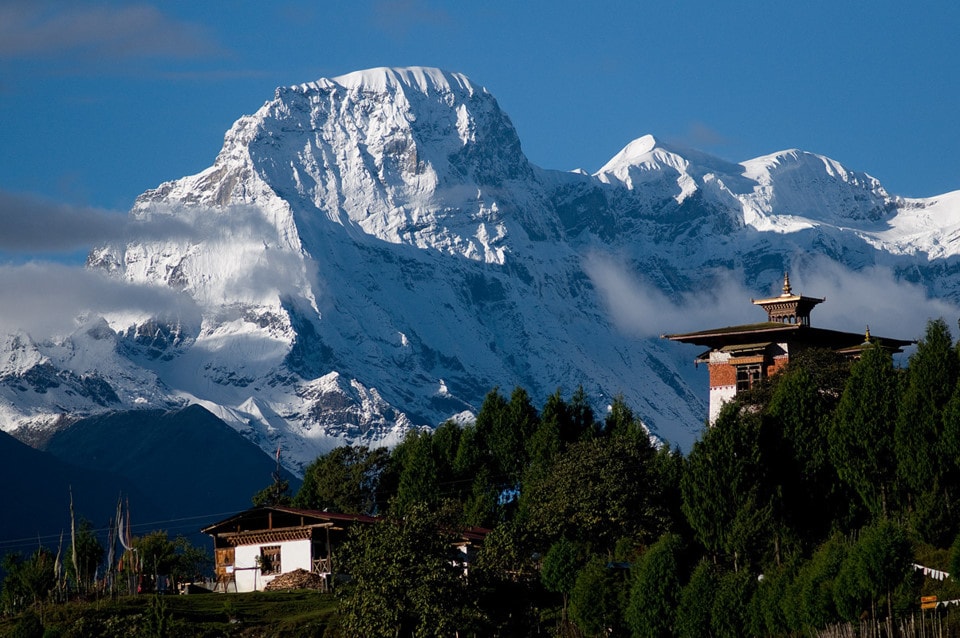 Bhutan là quốc gia duy nhất nằm trọn vẹn trong dãy Himalaya. Đây cũng là một trong những quốc gia nhỏ nhất châu Á, với diện tích 38.394 km2. Ảnh:Steve Razzetti.