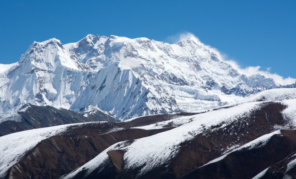 Gangkhar Peunsum của Bhutan là ngọn núi cao nhất thế giới chưa được chinh phục. Từ năm 2003, chính phủ Bhutan đã cấm leo ngọn núi này để bảo vệ tín ngưỡng tôn giáo của người địa phương. Ảnh: Mfaucher.