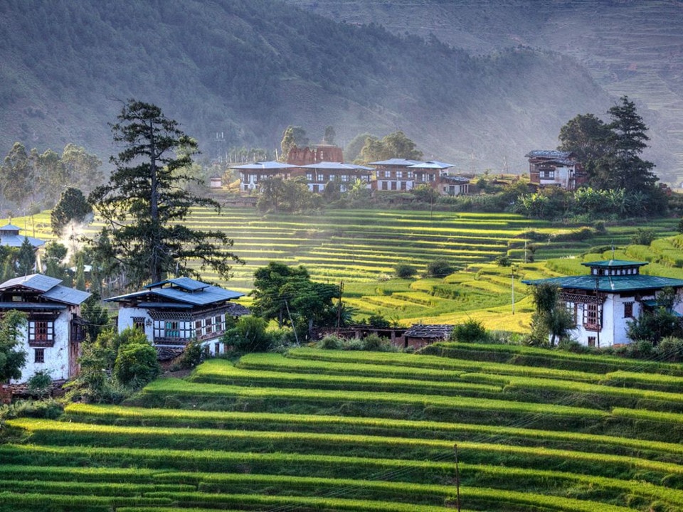 Gói tour tối thiểu ở Bhutan có giá 200 USD một ngày (250 USD vào mùa cao điểm). Trong đó, 65 USD một ngày sẽ được chi cho giáo dục và y tế miễn phí, giảm tỷ lệ nghèo. Ảnh: Travel Triangle.