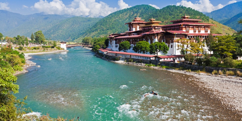 Chính phủ Bhutan nhận thức rõ tác động của du lịch đối với cảnh quan và văn hóa độc đáo của mình. Do đó, ngay từ khi mở cửa du lịch, quốc gia này đã đưa ra những giới hạn đặc biệt nhằm tạo ra nền du lịch “giá trị cao, ảnh hưởng thấp”. Ảnh: Huffington Post.