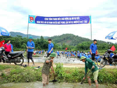 Gần 500 ĐVTN Huyện đoàn Quế Phong tham gia làm đường giao thông nội đồng giúp bản Na Cáng. Ảnh: Hùng Cường