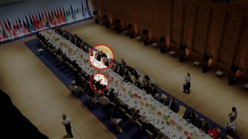 Hình ảnh bữa tiệc, ông Trump ngồi bên phía đối diện với ông Putin.
