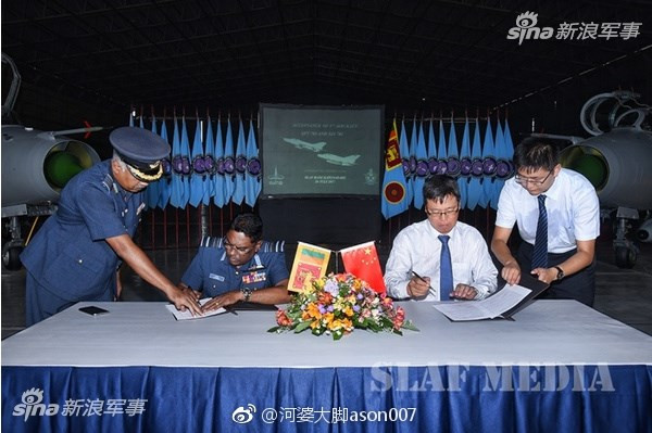 Theo mạng Sina, mới đây trong một buổi lễ ký kết tại nhà máy của Tập đoàn chế tạo máy bay Thành Đô (AVIC), Trung Quốc đã chấp thuận chuyển giao công nghệ dòng chiến đấu cơ F-7 – AVIC chế tạo theo mẫu tiêm kích MiG-21 Liên Xô cho Sri Lanka. Nguồn ảnh: Sina
