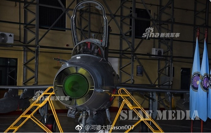 Phần mũi nhỏ thụt sâu vào trong là đặc trưng của phiên bản MiG-21F-13 đời đầu. Nó cũng là nhược điểm lớn của MiG-21 thế hệ đầu, mũi nhỏ khiến không gian chứa anten radar hạn chế. Nguồn ảnh: Sina