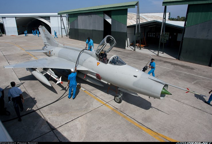 Tính đến tháng 2/2012, Không quân Sri Lanka có trong tay tay 10 chiếc tiêm kích F-7 - phiên bản xuất khẩu của J-7 gồm 3 phiên bản: F-7GS, F-7BS (9 chiếc) và FT-7 (một chiếc). Trong ảnh là phiên bản tiêm kích F-7GS thiết kế cho nhiệm vụ đánh chặn, bảo vệ không phận. Nguồn ảnh: Airlines.net