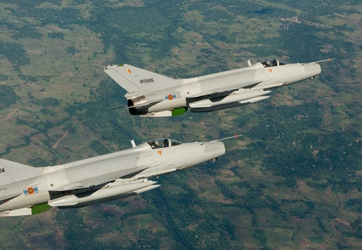 Vì là bản giá rẻ nên kho vũ khí của F-7GS “nghèo nàn” – nó chỉ mang được tên lửa không đối không PL-9 có tầm phóng 8-22km và một số loại vũ khí không đối đất có điều khiển gồm rocket và bom. Nguồn ảnh: Airlines.net
