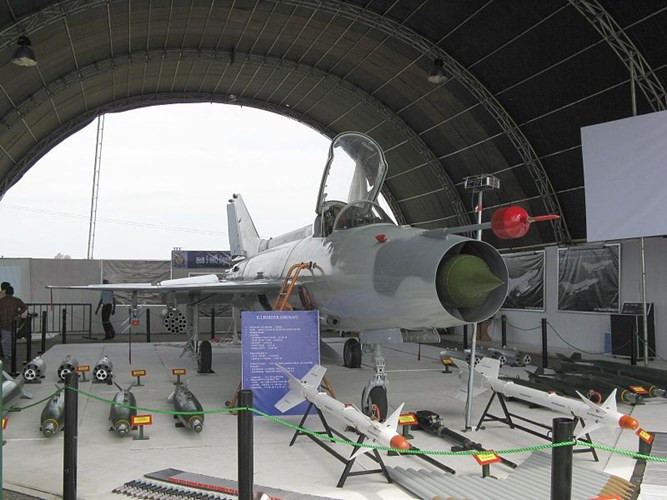 FT-7 là phiên bản huấn luyện 2 chỗ ngồi của dòng F-7 xuất khẩu cho Sri Lanka, phiên bản này cũng có khả năng tham chiến khi cần. Nguồn ảnh: Airlines.net