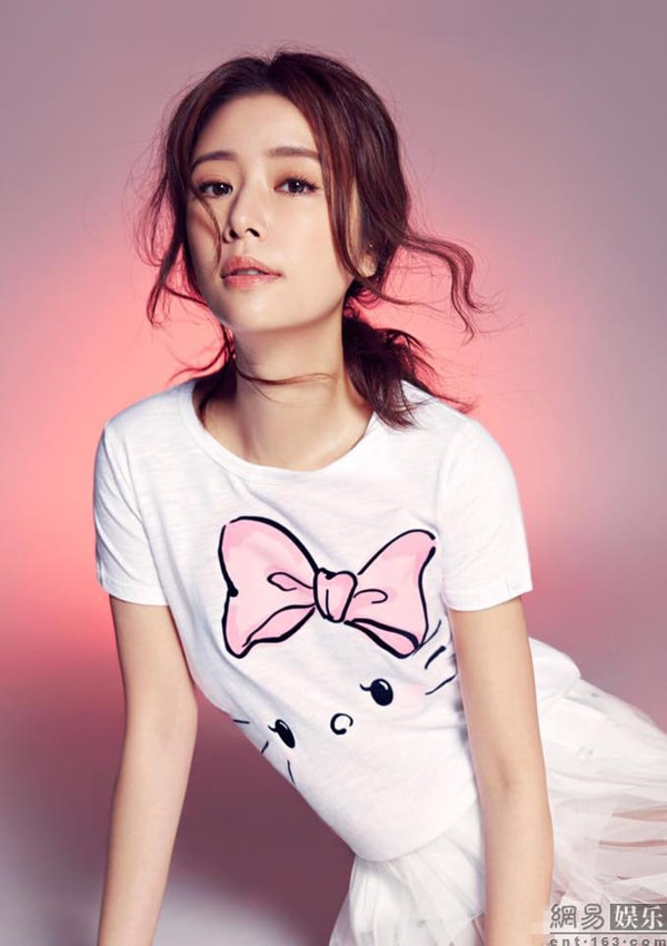Người đẹp còn làm người mẫu cho các mẫu áo thun.